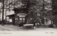 15633 Gezicht op de voorgevel van de kiosk met enkele loofbomen aan Het Rond te Zeist.